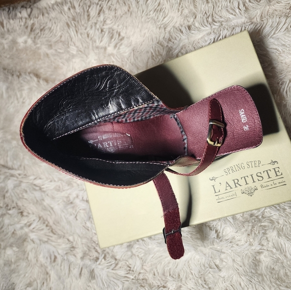 L'Artiste red and black, Italian tooled leather, heeled ankle booties w/buckles - Picture 11 of 11